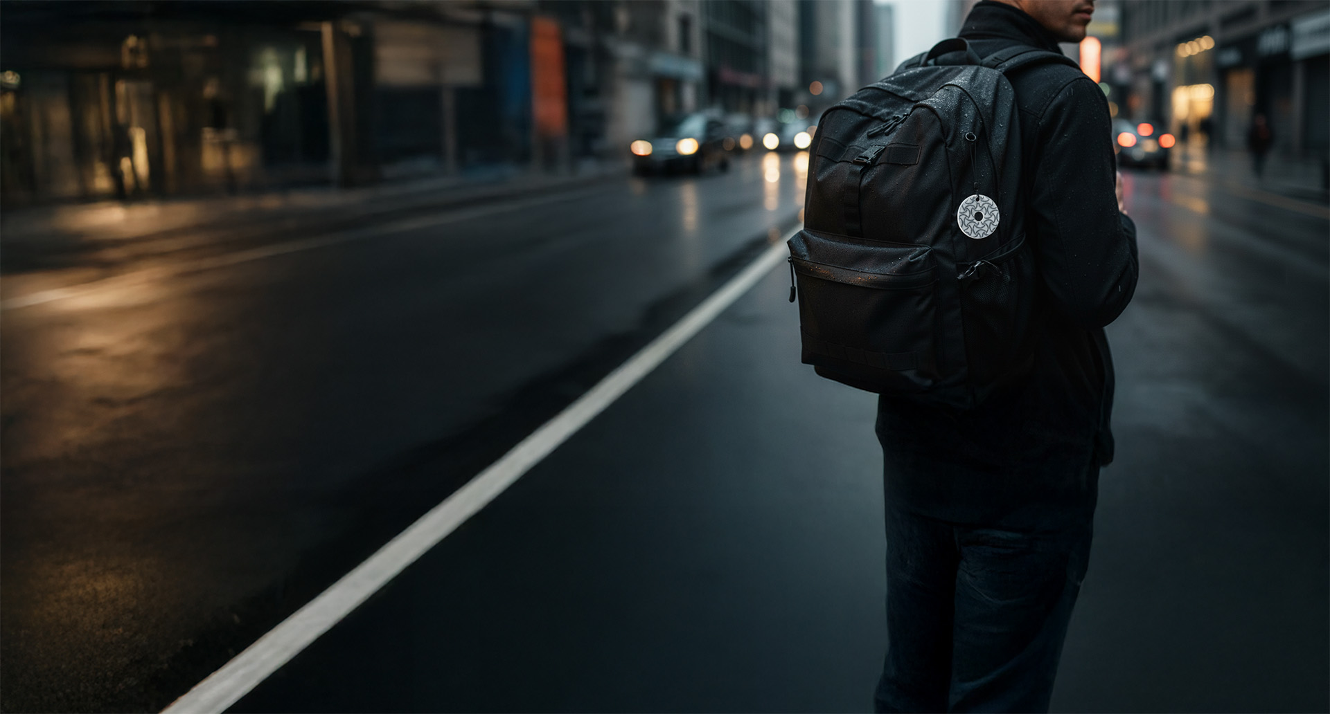 Person mit Reflektor am Rucksack in der Stadt bei Dämmerung